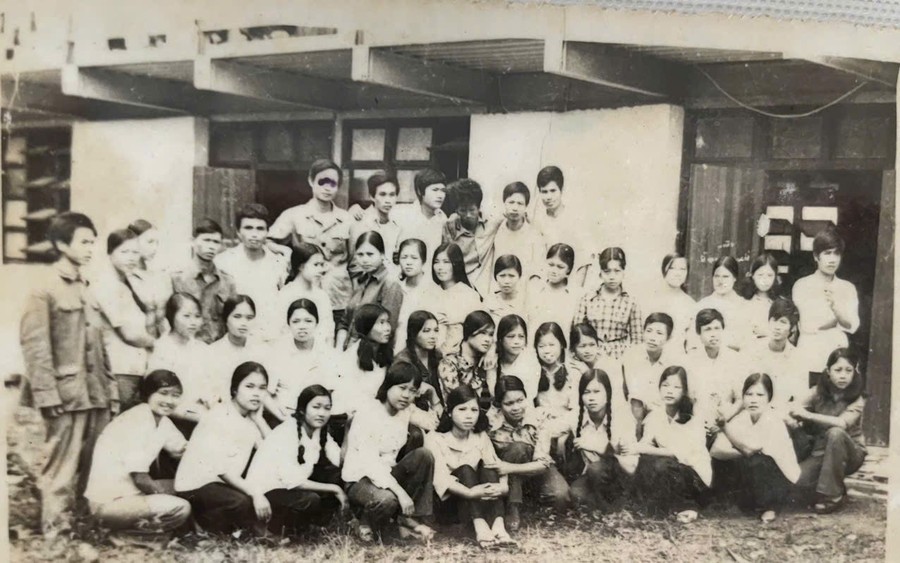 Làng Văn, biểu tượng của sinh viên Khoa Văn thời gian khó. Làng Văn, biểu tượng của sinh viên Khoa Văn thời gian khó.