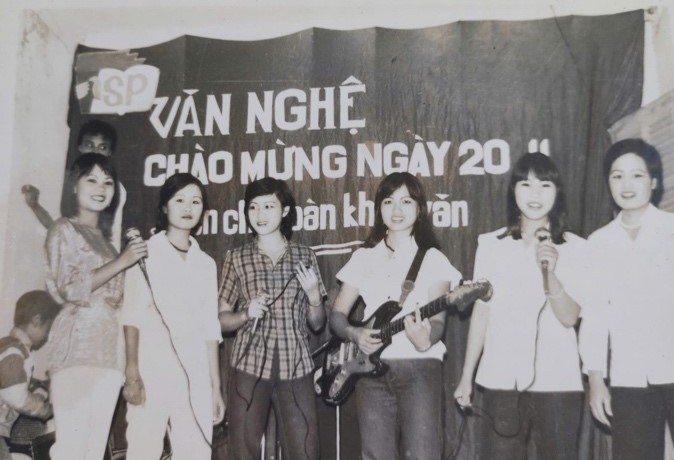 Văn nghệ chào mừng ngày 20/11 (Tốp ca nữ khóa 12). Văn nghệ chào mừng ngày 20/11 (Tốp ca nữ khóa 12).