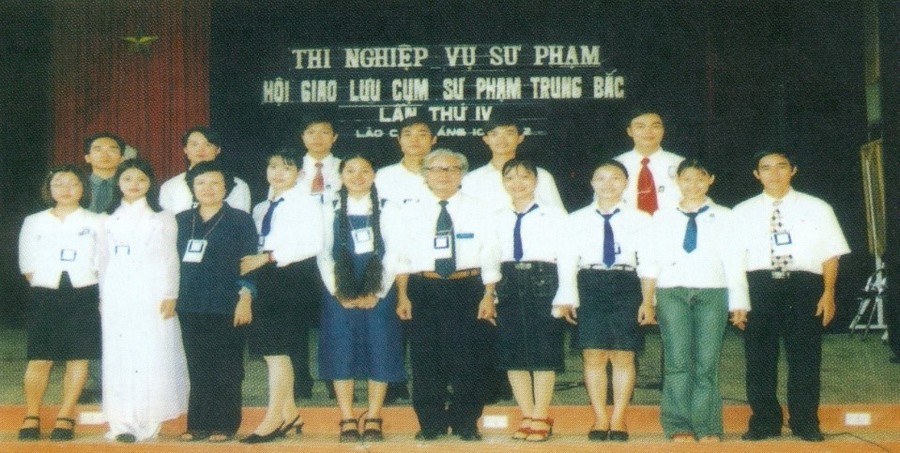 Thầy, cô và SV Khoa Ngữ văn trong Hội giao lưu cụm Sư phạm Trung Bắc. Thầy, cô và SV Khoa Ngữ văn trong Hội giao lưu cụm Sư phạm Trung Bắc.