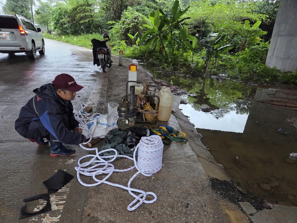 Thi công khắc phục một số tuyến ống băng sông, cầu ở Hương Thọ (cũ) (Ảnh