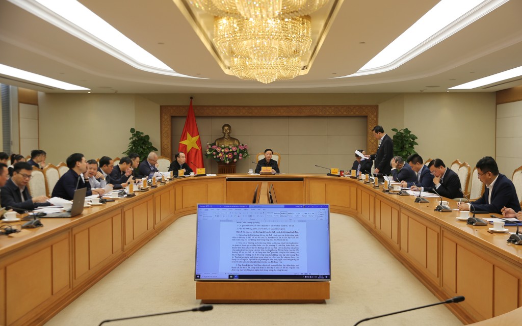 Phó Thủ tướng Trần Hồng Hà chủ trì cuộc họp nghe báo cáo, cho ý kiến về dự thảo nghị quyết của Quốc hội về một số cơ chế, chính sách đặc thù, đặc biệt áp dụng cho dự án đường sắt tốc độ cao trục Bắc - Nam - Ảnh: VGP/Minh Khôi