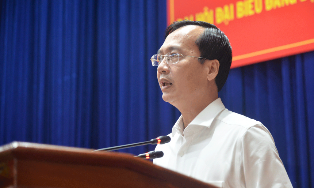 Đồng chí Trần Trí Quang, Phó Bí thư Tỉnh ủy, Chủ tịch UBND tỉnh Đồng Tháp, trình bày chuyên đề “Tình hình, nhiệm vụ kinh tế - xã hội và quốc phòng, an ninh”.