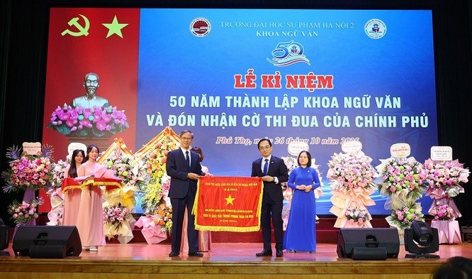 Ông Phan Văn Hùng, Phó Trưởng Ban Thi đua khen thưởng Trung ương trao Cờ thi đua của Chính phủ và tặng hoa chúc mừng khoa Ngữ văn Trường ĐHSP Hà Nội 2.