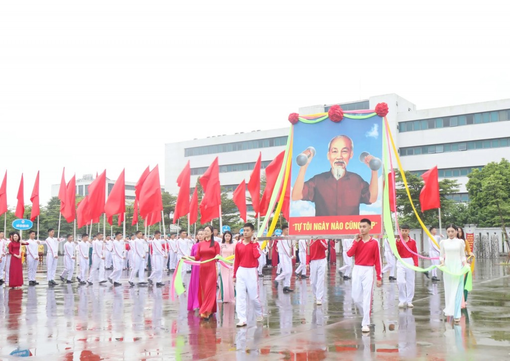 Dự Đại hội có hơn 700 vận động viên tiêu biểu đại diện các tổ chức chính trị, xã hội, tổ dân phố, trường học, cơ quan, đơn vị lực lượng vũ trang, DN và các tầng lớp Nhân dân.