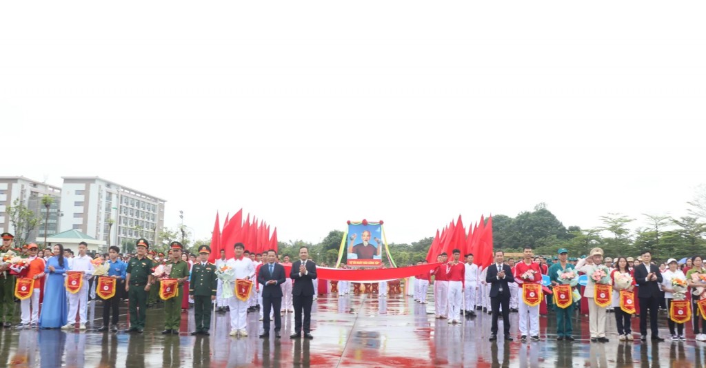 Lãnh đạo phường Đông Ngạc trao cờ lưu niệm và hoa cho các đơn vị tham gia Đại hội TDTT lần thứ I, năm 2025.