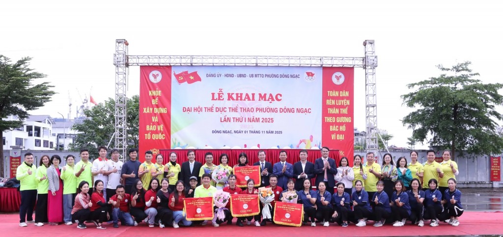 Chủ tịch UBND phường Đông Ngạc Nguyễn Văn Hách cùng lãnh đạo phường trao các giải Nhất, Nhì, Ba ở nội dung thi đấu môn kéo co.