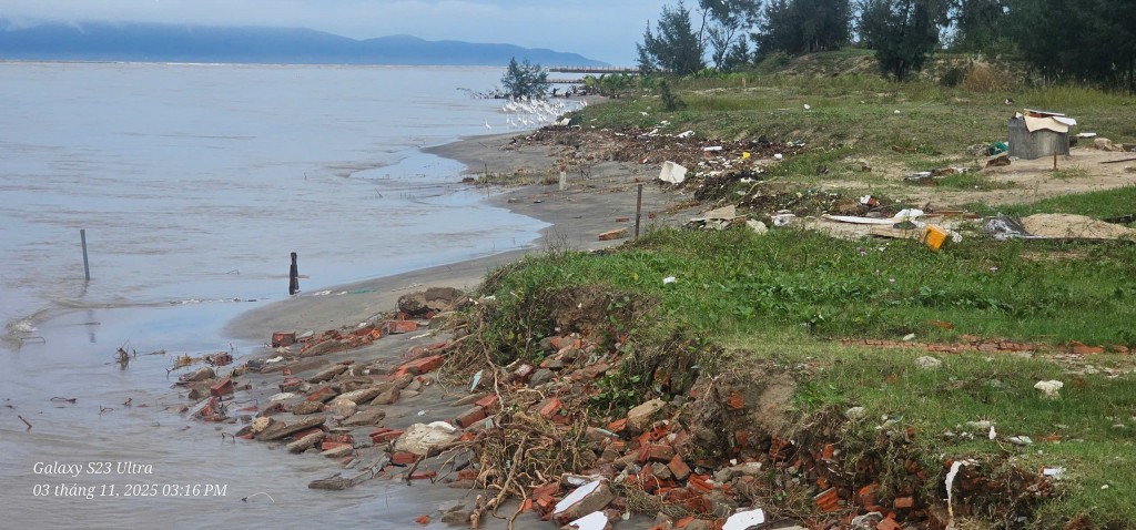 Bất an với vùng sạt lở, đe doạ nhà dân sau lũ