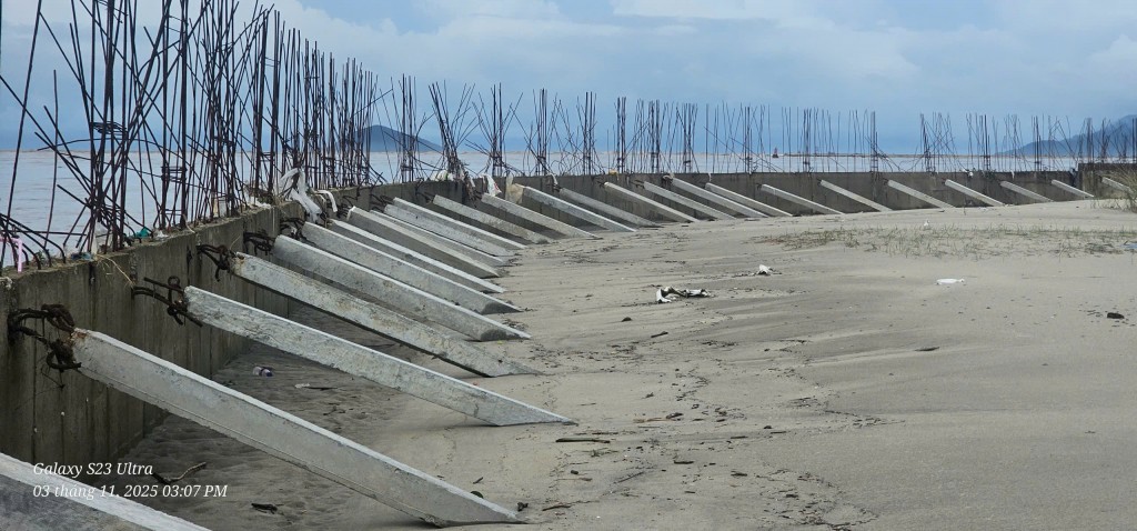 Bất an với vùng sạt lở, đe doạ nhà dân sau lũ