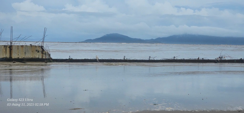 Bất an với vùng sạt lở, đe doạ nhà dân sau lũ