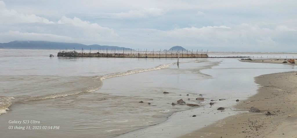 Bất an với vùng sạt lở, đe doạ nhà dân sau lũ