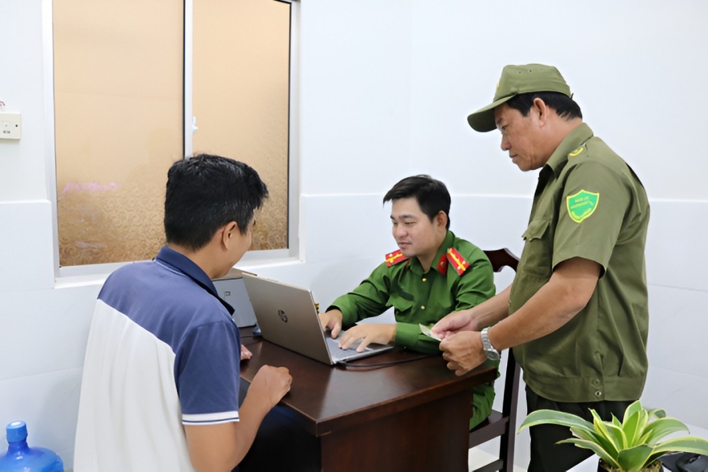 Người dân phường Vĩnh Trạch tích cực phối hợp, chủ động đến trụ sở Công an phường đối chiếu, cập nhật thông tin đăng ký phương tiện và giấy phép lái xe.