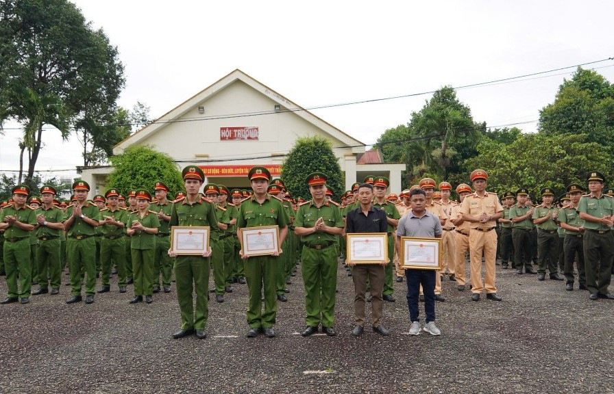 Quảng Ngãi: Khen thưởng công dân dũng cảm tố giác tội phạm
