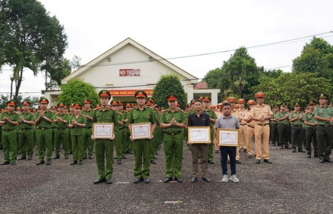 Quảng Ngãi: Khen thưởng công dân dũng cảm tố giác tội phạm