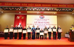 Xã Cổ Đô trao tặng Huy hiệu Đảng cho 62 đảng viên đợt 7/11