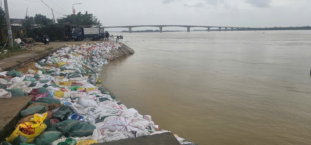 Bất an với vùng sạt lở, đe doạ nhà dân sau lũ