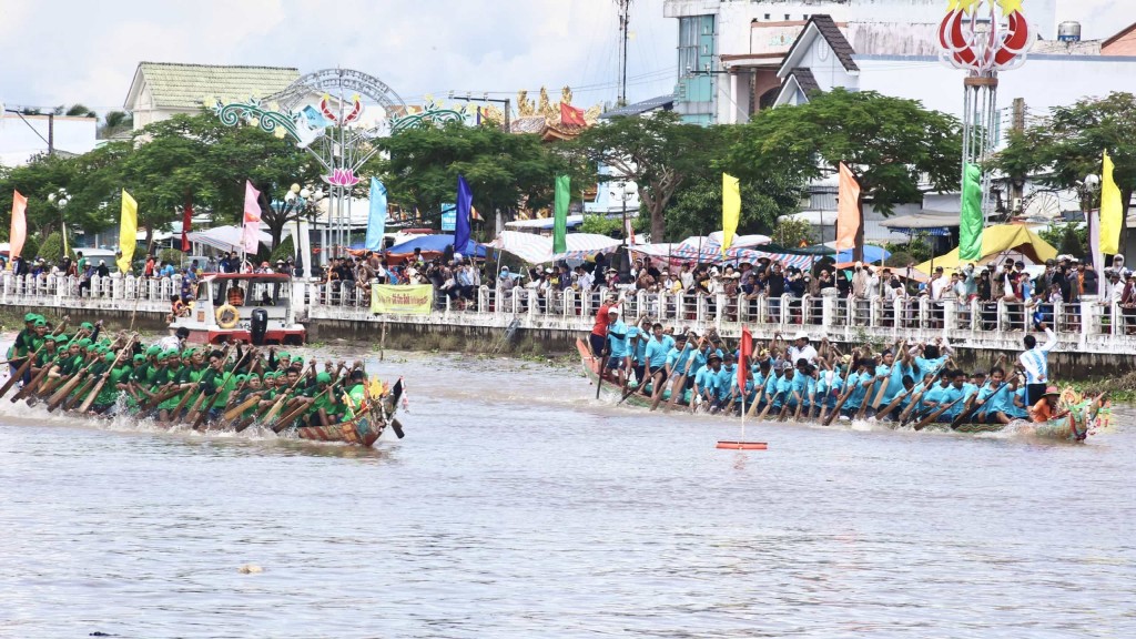 Giải đua ghe diễn ra trong không khí sôi nổi