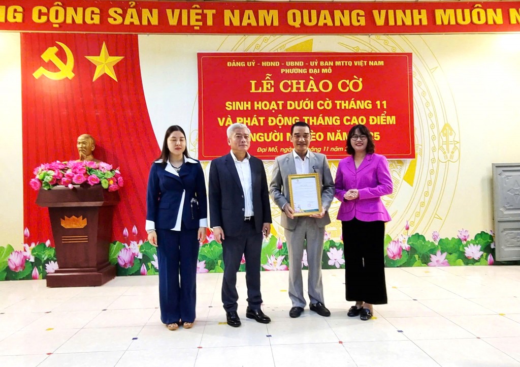 Các đồng chí lãnh đạo phường trao Thư cảm ơn của Ủy ban Mặt trận tổ quốc Việt Nam phường cho các tổ chức, cá nhân tham gia ủng hộ