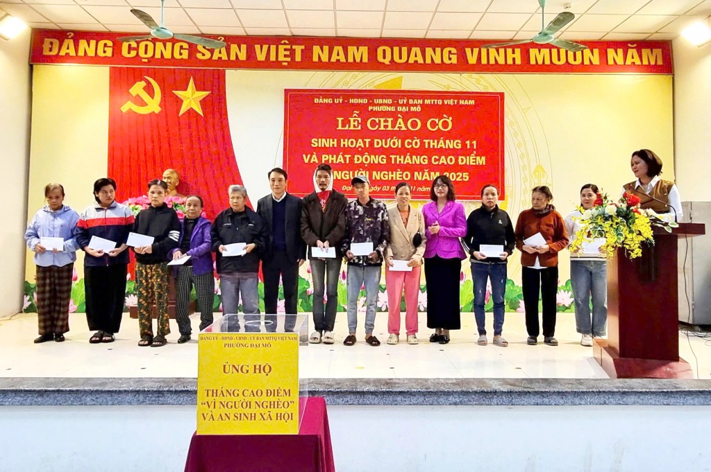 Các đồng chí lãnh đạo Đảng uỷ, UBND phường trao quà cho các hộ cận nghèo