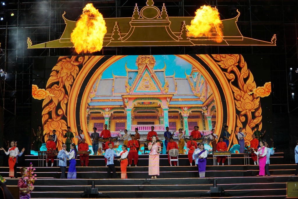 Ánh sáng, âm thanh và sắc màu truyền thống hòa quyện trong đêm khai hội “Rực rỡ sông trăng – Bừng sáng di sản”.