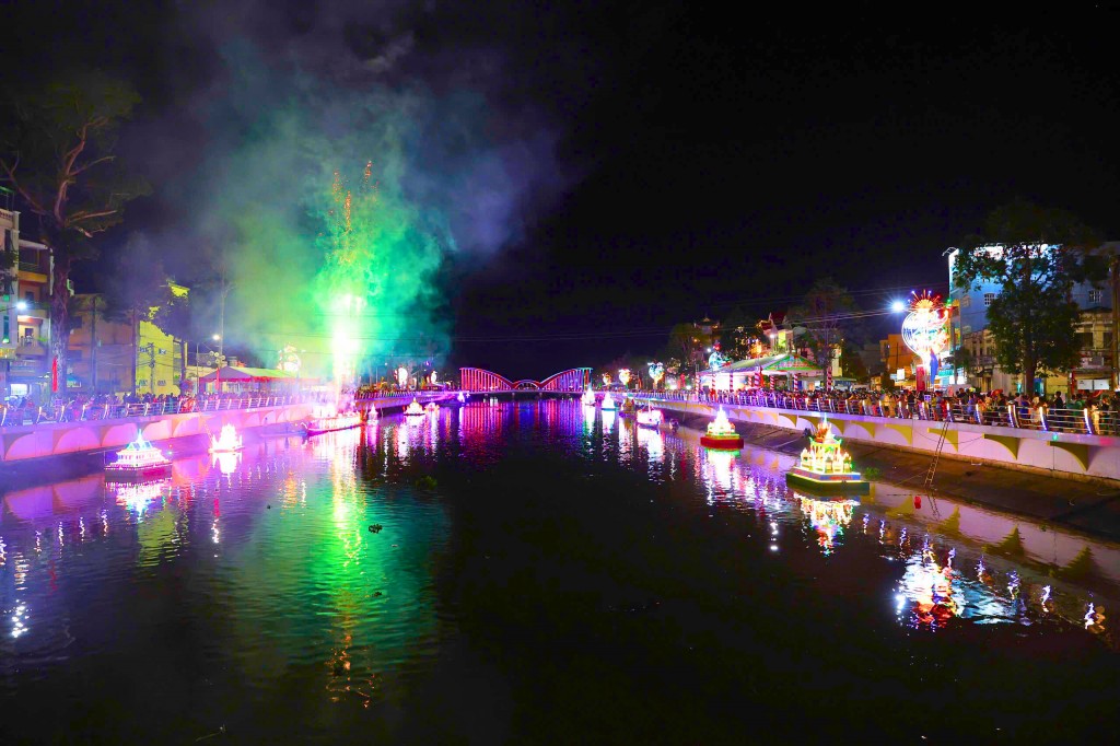 Dòng Maspero bừng sáng trong đêm hội Oóc Om Bóc, ánh đèn nước hòa cùng nhịp sóng tạo nên khung cảnh huyền ảo.