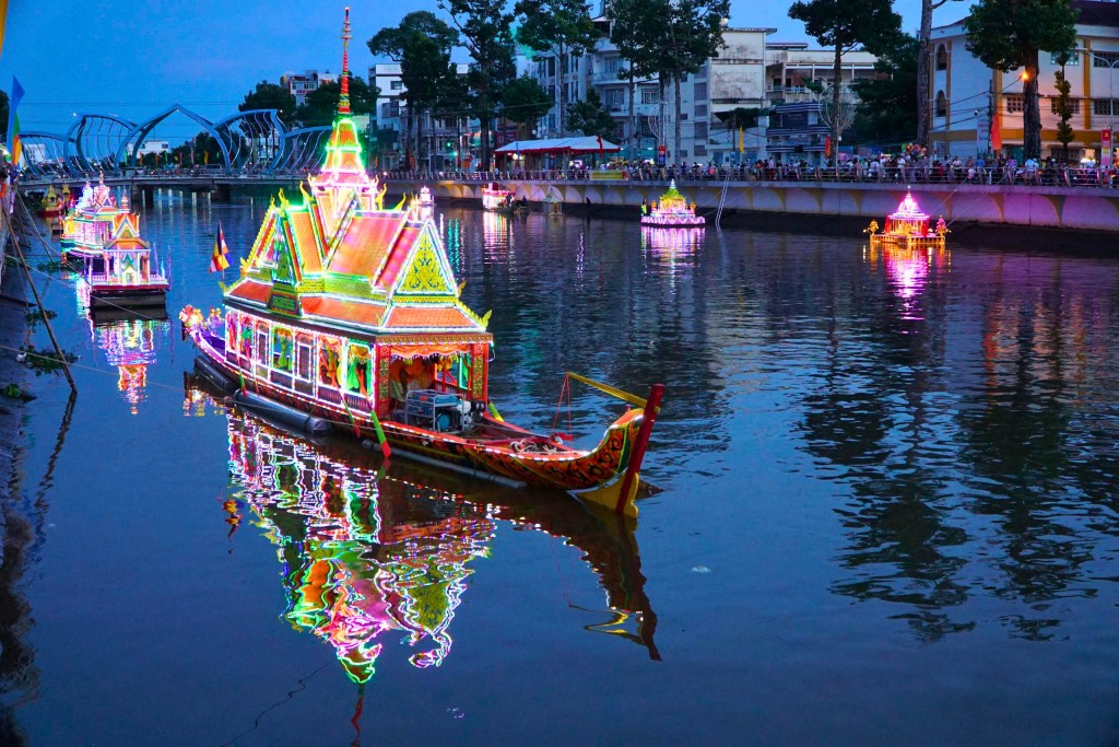 Những chiếc ghe Cà Hâu và đèn nước truyền thống được thả xuống sông, tái hiện nét đẹp tín ngưỡng của người Khmer Nam Bộ.