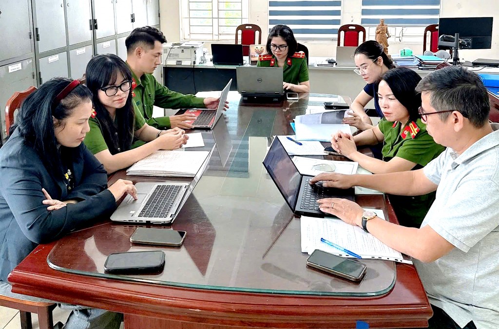 Các đoàn viên thanh niên và hội viên phụ nữ Đội Chữa cháy và CNCH khu vực số 1 hướng dẫn cơ sở cập nhật, khai báo thông tin