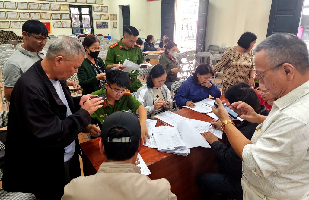 Những bạn trẻ trong lực lượng Cảnh sát PCCC và CNCH tăng cường hướng dẫn cơ sở khai báo, cập nhật thông tin của cơ sở thuộc diện quản lý về PCCC và CNCH