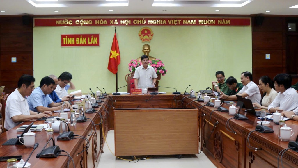 Phó chủ tịch UBND tỉnh Nguyễn Thiên Văn, Phó trưởng Ban Thường trực Ban Chỉ huy Phòng thủ dân sự tỉnh chủ trì cuộc họp triển khai các phương án ứng phó bão số 13 (Ảnh: T.Loan)