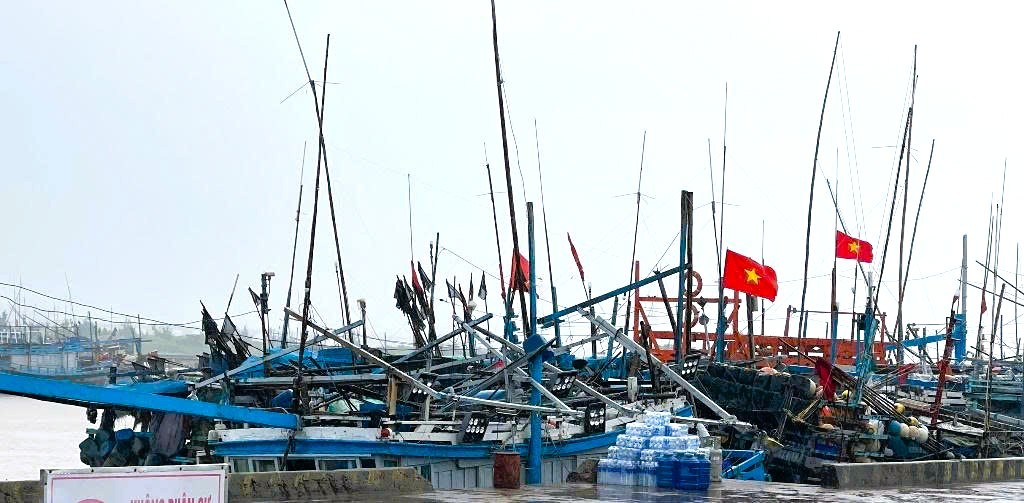 Tàu thuyền vào nơi tránh trú an toàn trước bão số 13 (Ảnh: T.Loan)