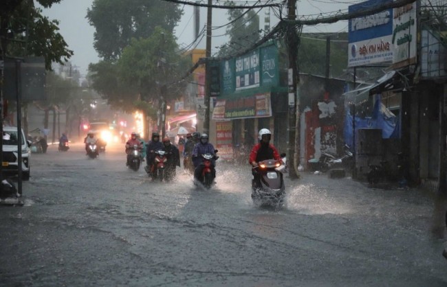 Bão Kalmaegi tăng cấp, hướng về khu vực giữa Biển Đông