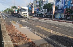 Nhiều đoạn quốc lộ 14B qua trung tâm TP Đà Nẵng nát như "ruộng cày"