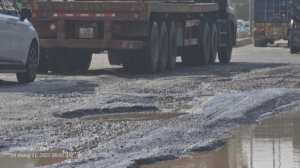 Hàng trăm mét QL14B qua trung tâm TP Đà Nẵng nát như ruộng cày