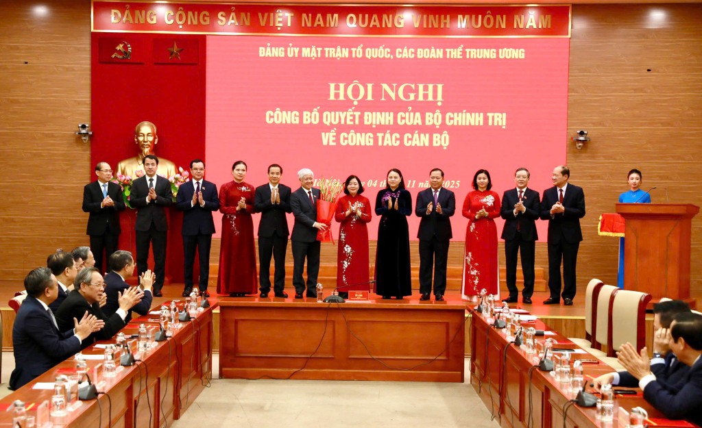 Đồng chí Bùi Thị Minh Hoài giữ chức Bí thư Đảng ủy MTTQ, các đoàn thể Trung ương