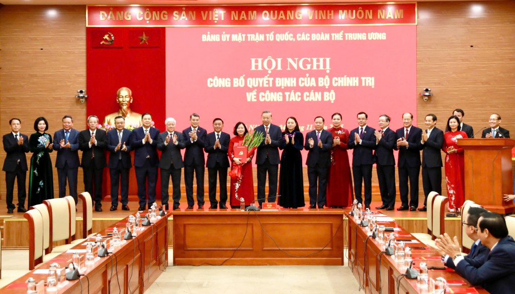 Đồng chí Bùi Thị Minh Hoài giữ chức Bí thư Đảng ủy MTTQ, các đoàn thể Trung ương