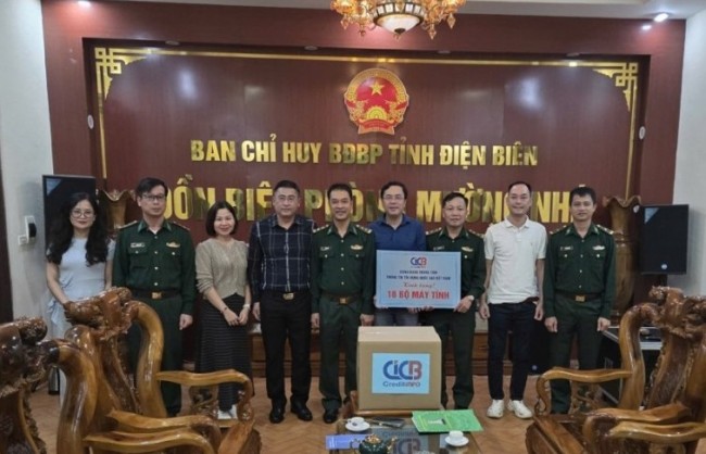 Công đoàn Trung tâm Thông tin tín dụng Quốc gia Việt Nam thăm trao tặng 16 máy tính cho Đồn Biên phòng Mường Nhé