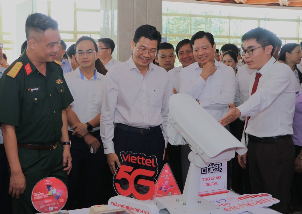 Tây Ninh thúc đẩy chuyển đổi số nhanh, hiệu quả, gần dân Tây Ninh thúc đẩy chuyển đổi số nhanh, hiệu quả, gần dân