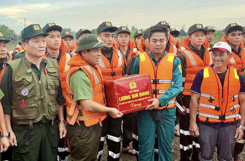 Thiếu tướng Nguyễn Hồng Nguyên - Phó Chánh văn phòng Bộ Công an trao quà của Bộ trưởng Lương Tam Quang cho các lực lượng thực hiện nhiệm vụ giúp đỡ Nhân dân phường Cẩm Lệ bị cô lập do nước lũ. Thiếu tướng Nguyễn Hồng Nguyên - Phó Chánh văn phòng Bộ Công an trao quà của Bộ trưởng Lương Tam Quang cho các lực lượng thực hiện nhiệm vụ giúp đỡ Nhân dân phường Cẩm Lệ bị cô lập do nước lũ.