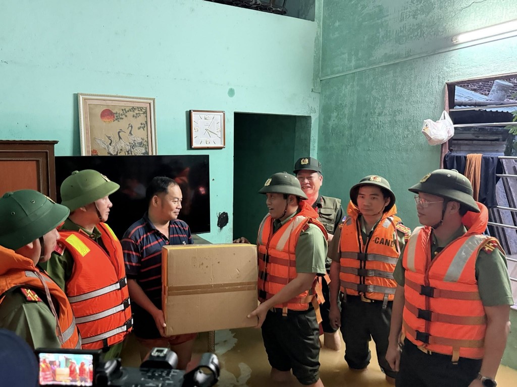 Đoàn công tác trao tặng quà nhu yếu phẩm, động viên người dân phường Cẩm Lệ đang bị cô lập do mưa lũ. Đoàn công tác trao tặng quà nhu yếu phẩm, động viên người dân phường Cẩm Lệ đang bị cô lập do mưa lũ.