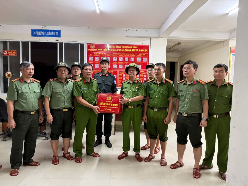 Đoàn công tác thăm, tặng quà động viên Công an xã Đại Lộc đã luôn bám sát địa bàn, bảo đảm an toàn cho Nhân dân trong mưa lũ. Đoàn công tác thăm, tặng quà động viên Công an xã Đại Lộc đã luôn bám sát địa bàn, bảo đảm an toàn cho Nhân dân trong mưa lũ.