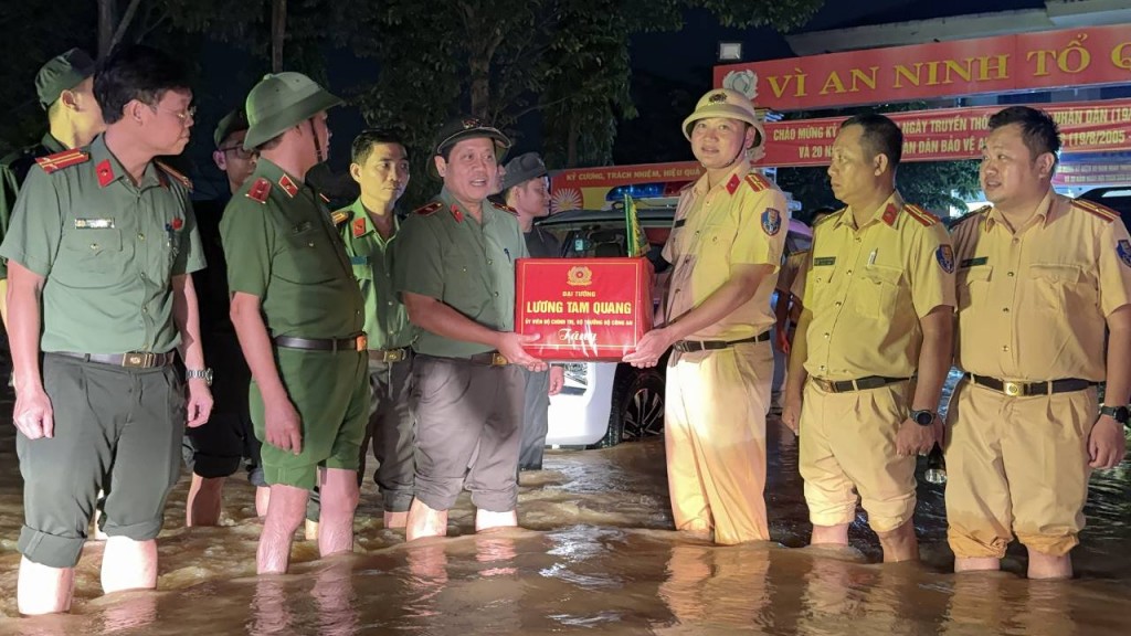 Đoàn công tác trao tặng quà của Bộ trưởng Bộ Công an, biểu dương tinh thần chủ động, tận tuỵ ứng phó mưa lũ của cán bộ, chiến sĩ Đội Cảnh sát giao thông đường bộ số 3 - Công an thành phố Đà Nẵng. Đoàn công tác trao tặng quà của Bộ trưởng Bộ Công an, biểu dương tinh thần chủ động, tận tuỵ ứng phó mưa lũ của cán bộ, chiến sĩ Đội Cảnh sát giao thông đường bộ số 3 - Công an thành phố Đà Nẵng.