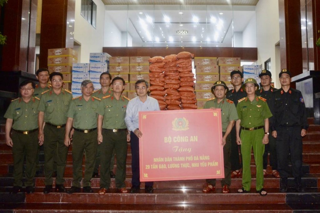 Bộ Công an trao tặng 20 tấn gạo, lương thực, nhu yếu phẩm và 1.000 thùng nước tinh khiết cho Nhân dân thành phố Đà Nẵng thông qua Mặt trận Tổ quốc Việt Nam thành phố. Bộ Công an trao tặng 20 tấn gạo, lương thực, nhu yếu phẩm và 1.000 thùng nước tinh khiết cho Nhân dân thành phố Đà Nẵng thông qua Mặt trận Tổ quốc Việt Nam thành phố.