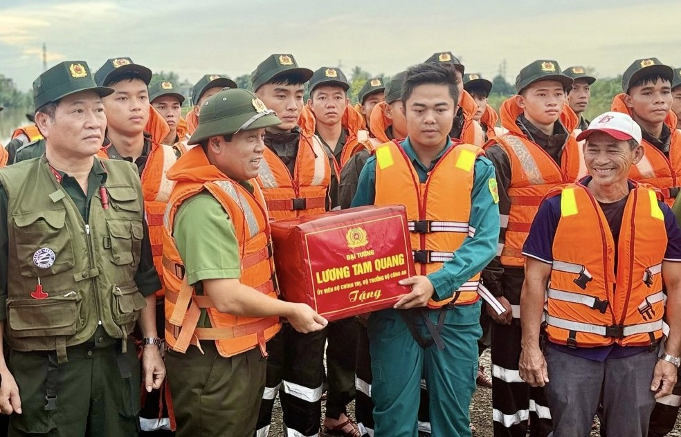 Bộ Công an thăm, động viên người dân vùng lũ Đà Nẵng