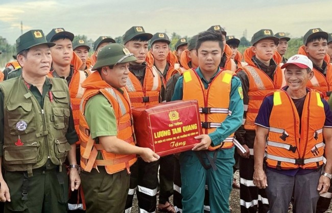 Bộ Công an thăm, động viên người dân vùng lũ Đà Nẵng