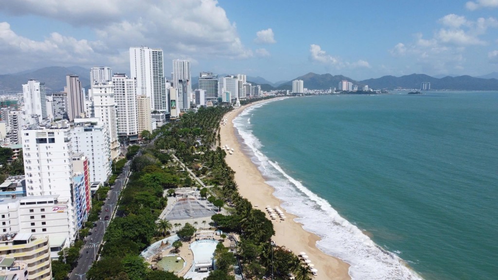 Nha Trang thiếu một biểu tượng đô thị xứng tầm để trở thành miền đất đáng sống. Nha Trang thiếu một biểu tượng đô thị xứng tầm để trở thành miền đất đáng sống.