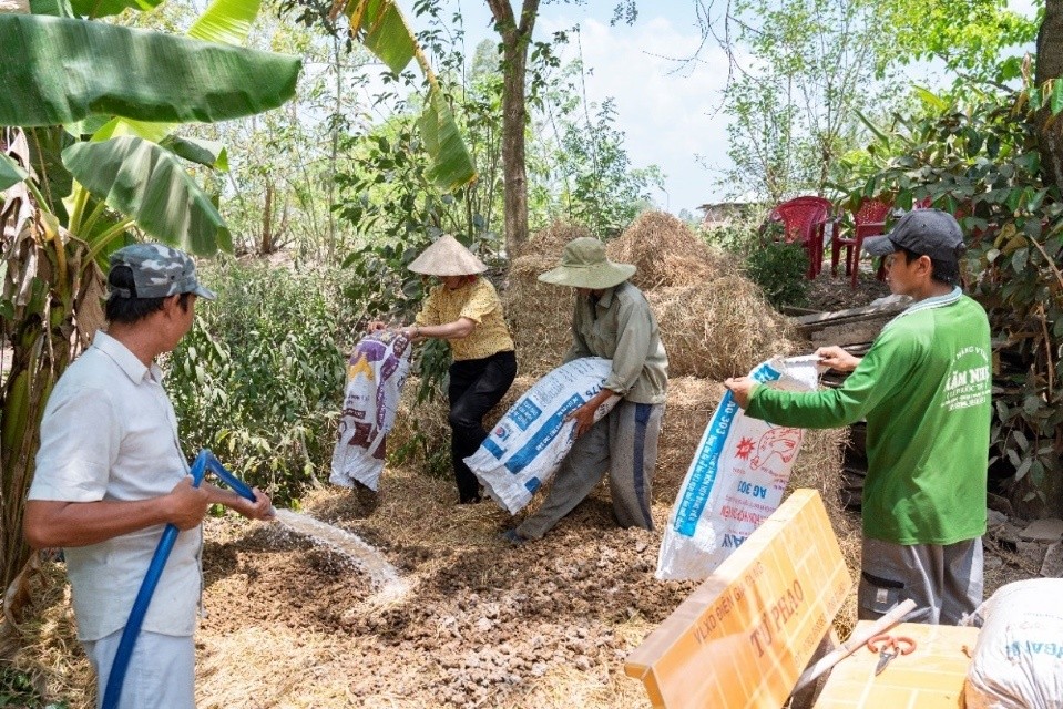 Nông dân giới thiệu mô hình ủ rơm với urê để nuôi bò. Nông dân giới thiệu mô hình ủ rơm với urê để nuôi bò.