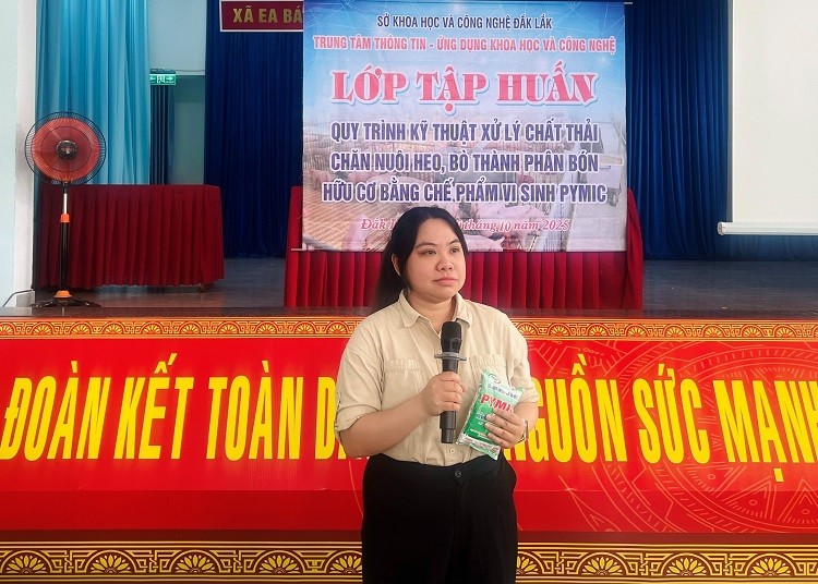 Báo cáo viên trình bày tại tập huấn Tập huấn xử lý chế phẩm vi sinh trong chăn nuôi cho nông dân