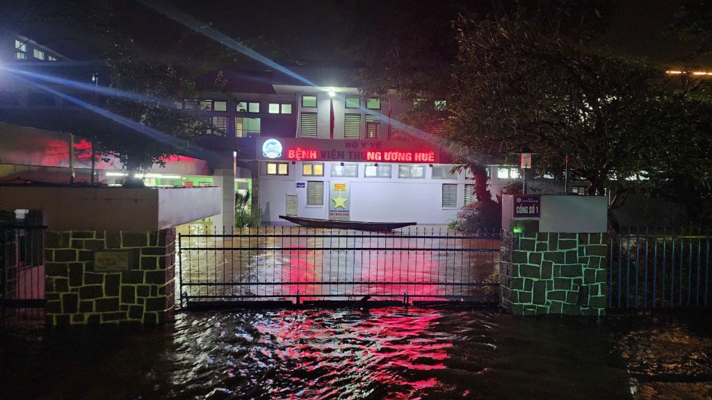 Bệnh viện Trung ương Huế ngập nặng sau trận mưa lũ lịch sử_1