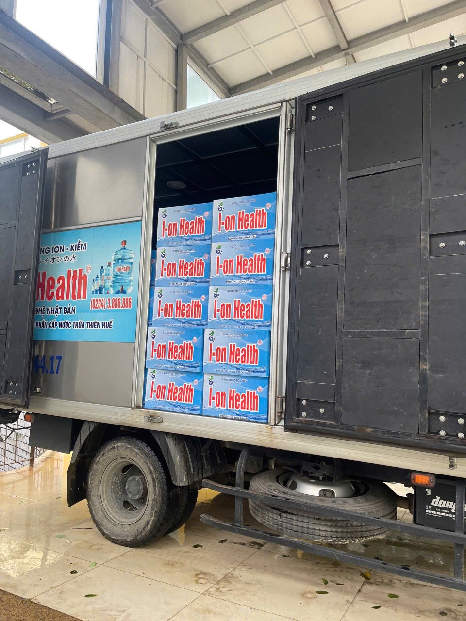 Nhu yếu phẩm được UNIQLO Việt Nam cùng Quỹ Hy vọng trao tặng đến người dân tại Huế_1