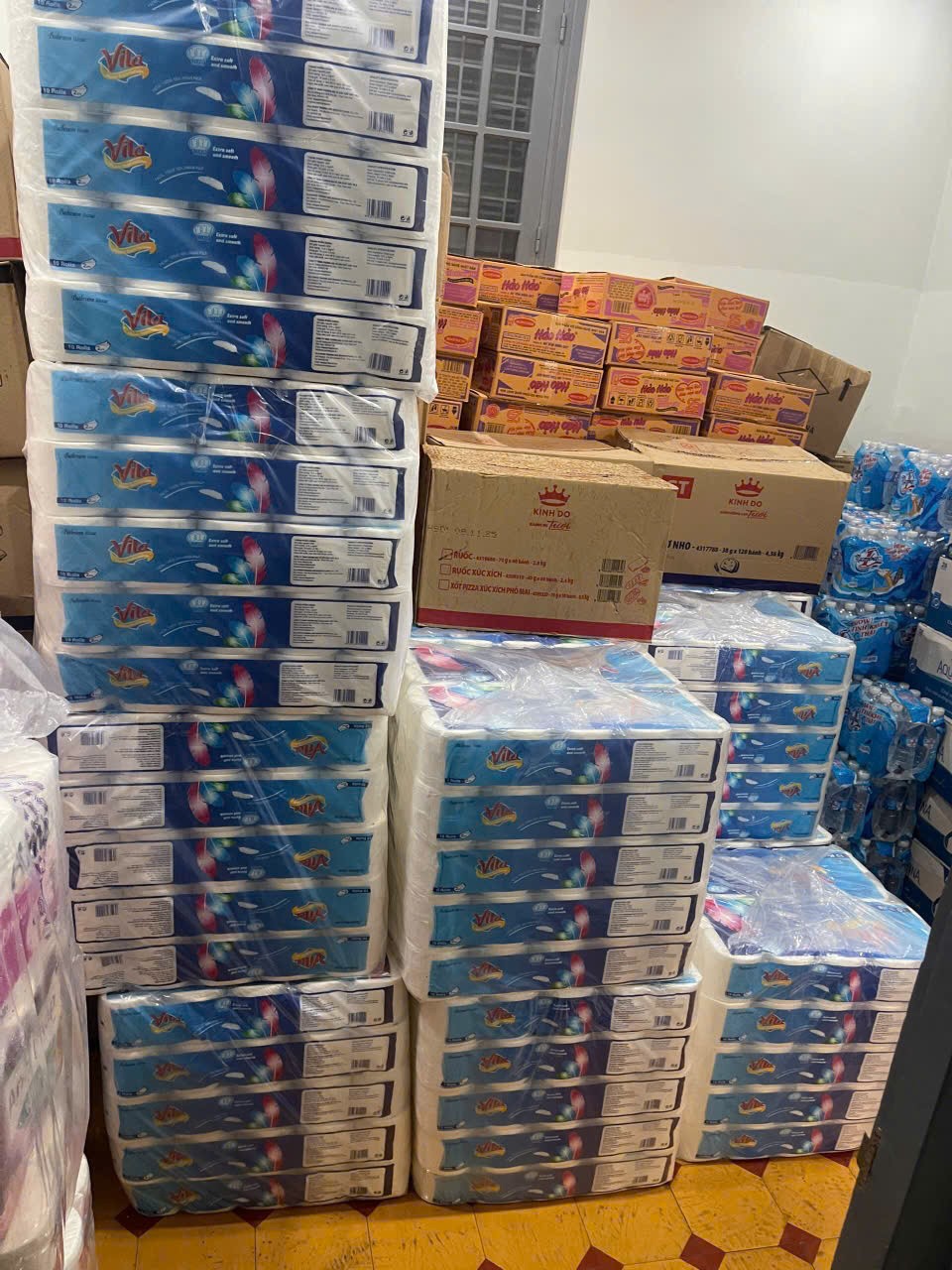 Nhu yếu phẩm được UNIQLO Việt Nam cùng Quỹ Hy vọng trao tặng đến người dân tại Huế_3