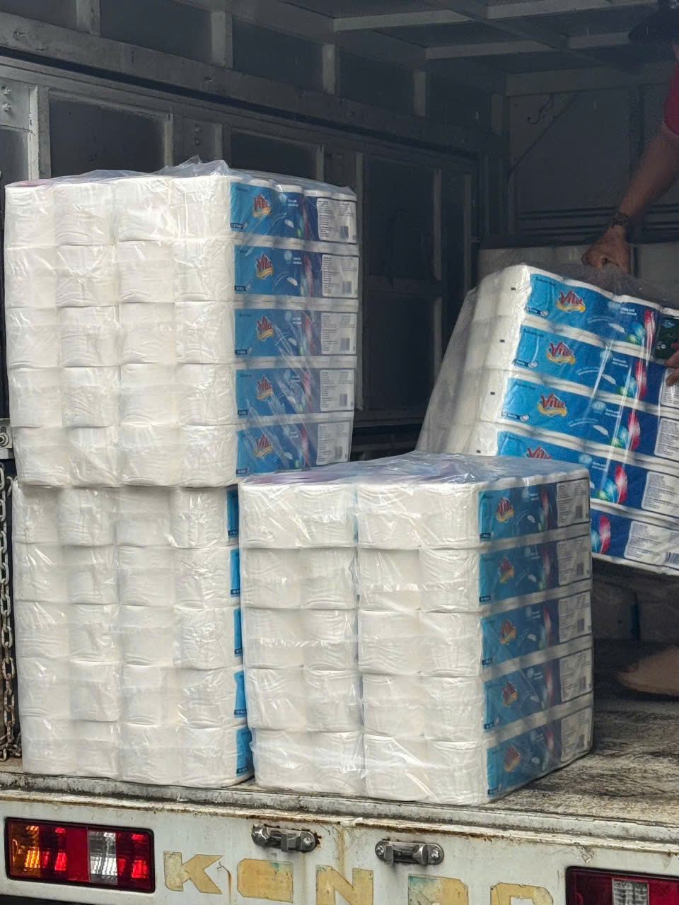 Nhu yếu phẩm được UNIQLO Việt Nam cùng Quỹ Hy vọng trao tặng đến người dân tại Huế_4